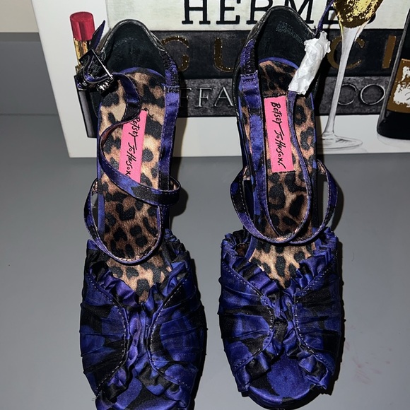 New Betsey Johnson Rare Purple Floral Peep Toe Platform Wedges with Leopard Sole - Picture 5 of 10